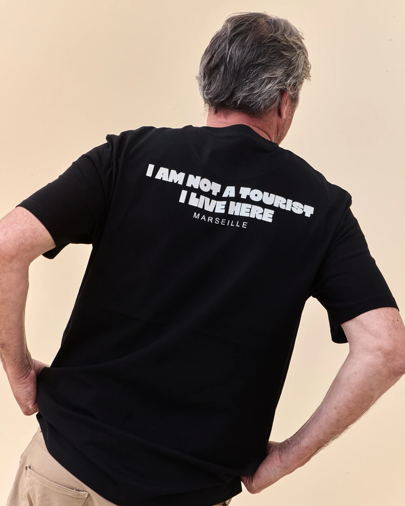T-SHIRT NOT A TOURIST
